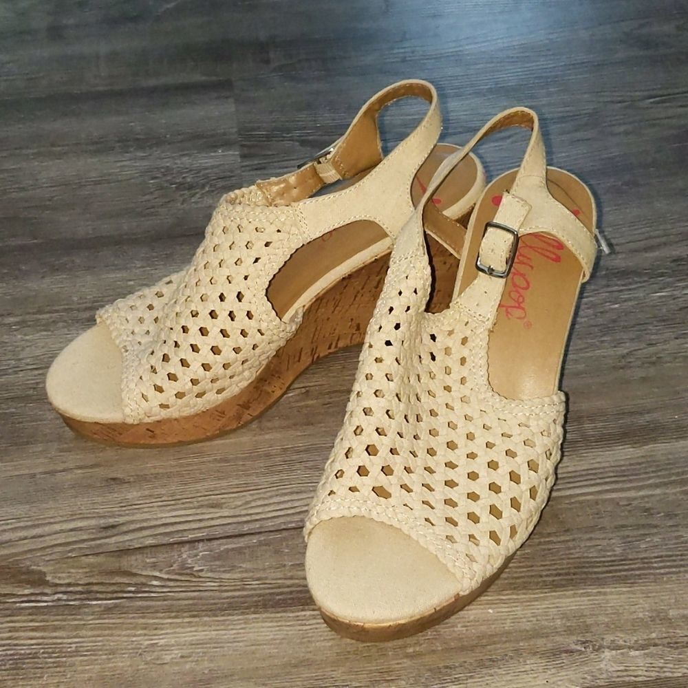 Jellypop cream color crochet wedge shoes Sz 10